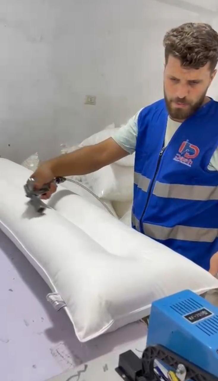 تشطيب الوسائد في مصنع داش